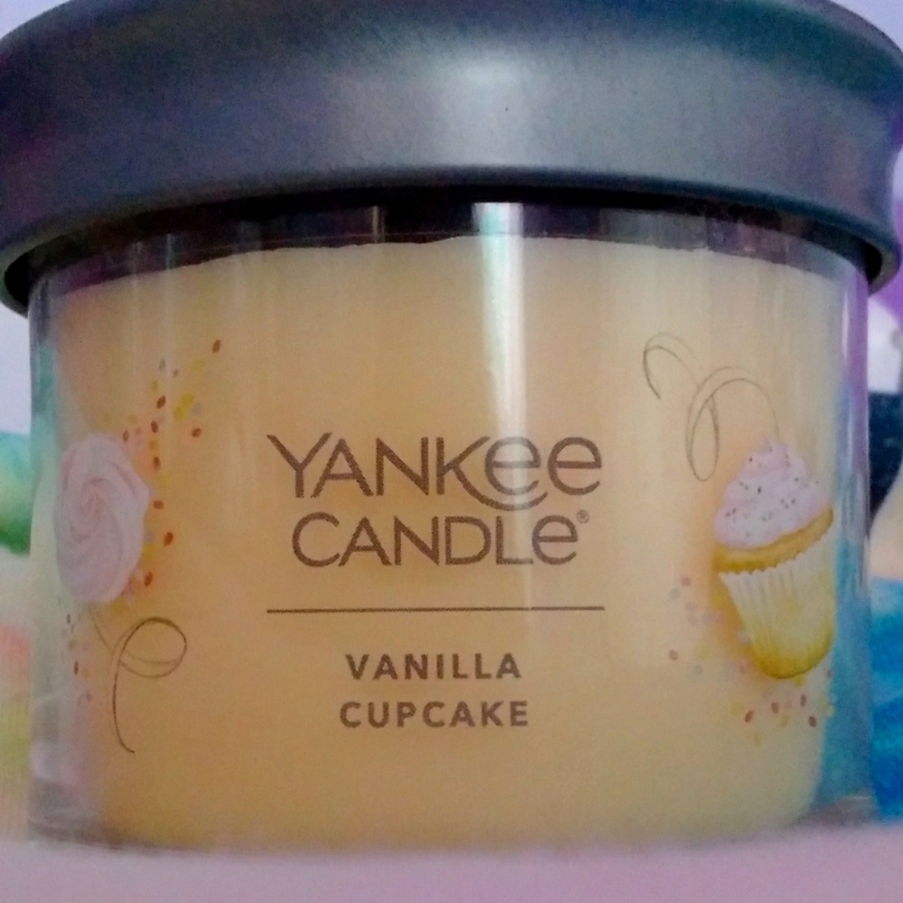 BRAND NEW VANILLE CUPCAKE CANDLE